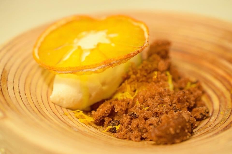 Crema de naranja amarga, quenelle de helado de AOVE y bizcocho de chocolate