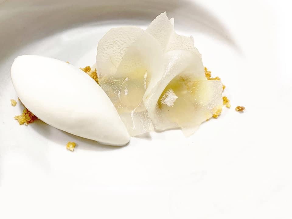 Flor de pera, compota de aceitunas gordal aliñadas y helado de hierbas de monte bajo