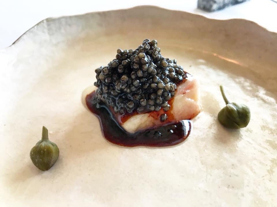 Tuétano asado, jugo de atún y caviar