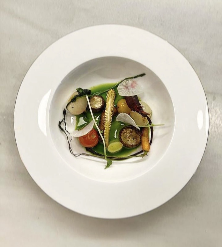 Ensalada templada de verduras baby con un fondo licuado de guisante lágrima