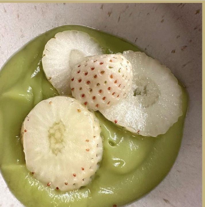 Aguacate con fresa blanca